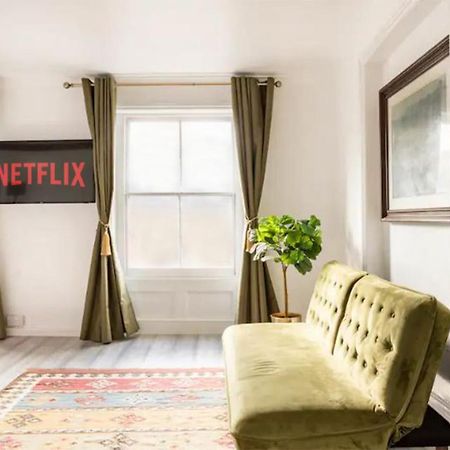 Victorian Style Apartment W/ Four-Poster Bed In Camden Town London Exterior photo